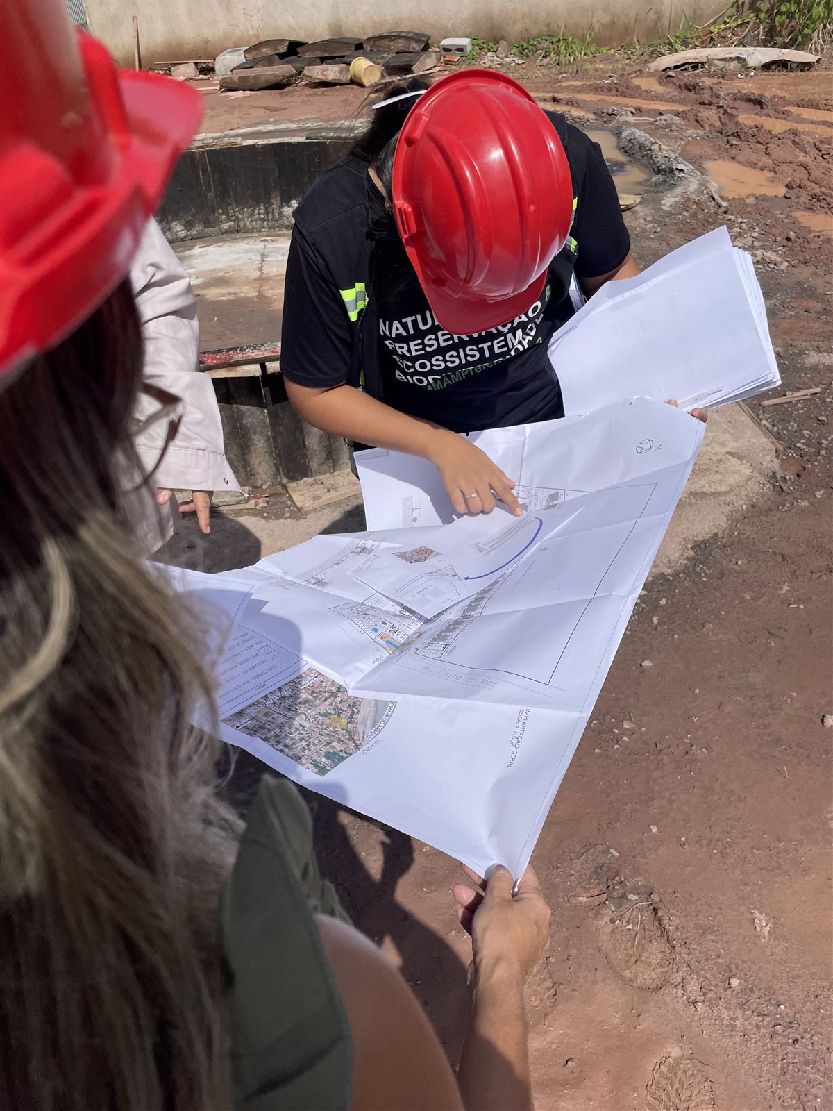 Análise de planta e documentos técnicos em obra