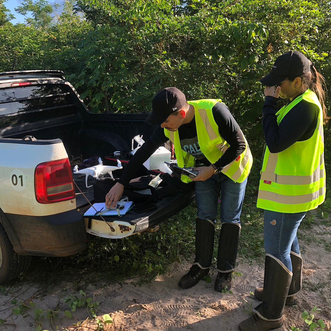 Equipe ECOMA preparando drone em campo