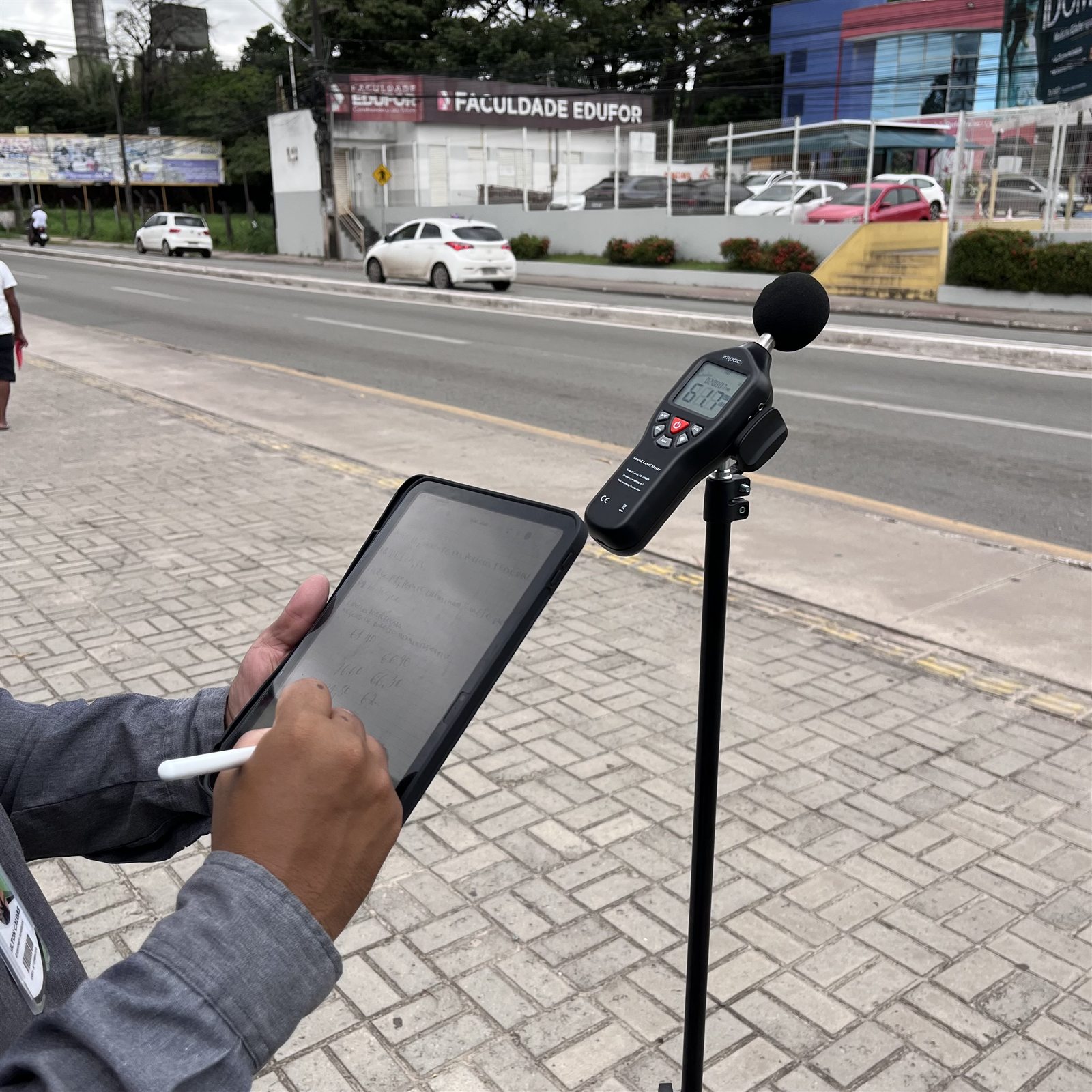 Monitoramento de ruído ambiental em área urbana