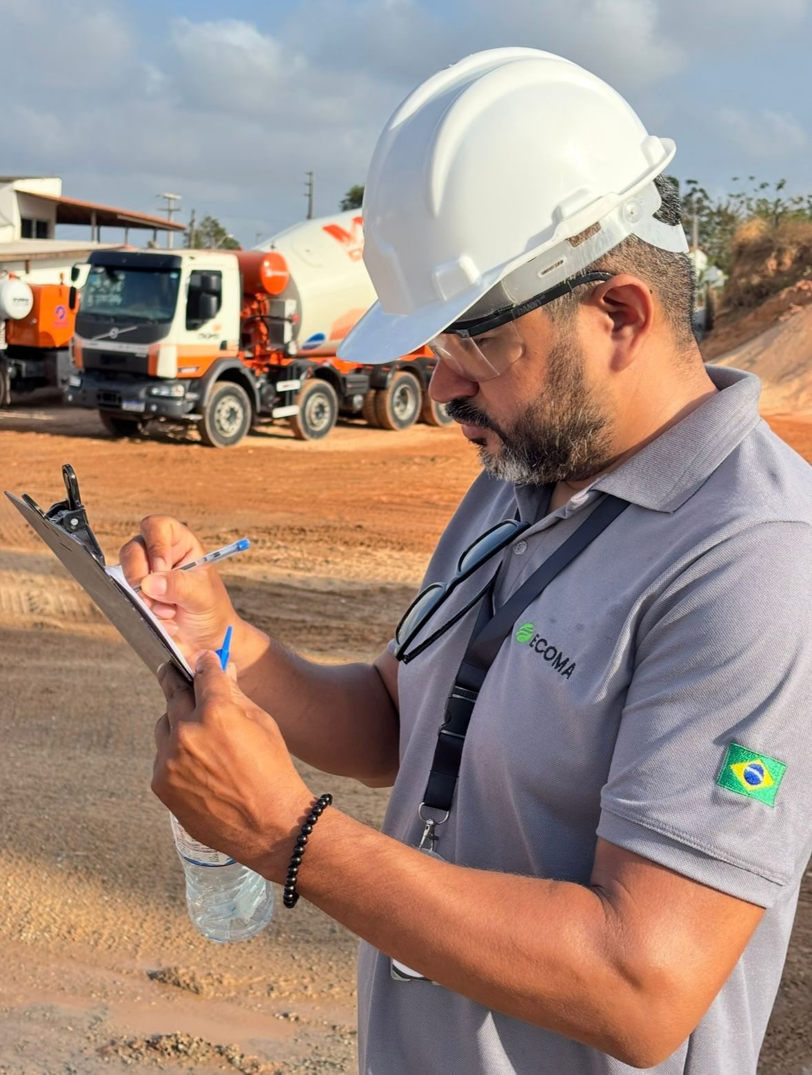 Técnico da ECOMA realizando vistoria em obra