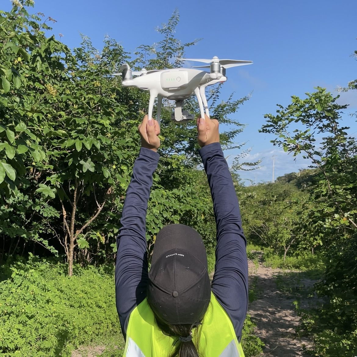Operação de drone em campo pela ECOMA Ambiental